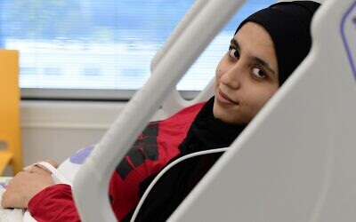 شهد (18 عامًا) من غزة هي أول طفلة يتم زرع جهاز تنظيم ضربات القلب من نوع جديد لها في إسرائيل. وكانت أيضًا المريضة الأولى التي تخضع لعملية الزرع من خلال قسطرة في الرقبة بدلاً من الفخذ. تم إجراء العملية في مركز فولفسون الطبي، سبتمبر 2023. (Courtesy of Save a Child's Heart)