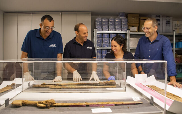 من اليمين إلى اليسار: الدكتور أساف غاير، أوريا عميخاي، الدكتور إيتان كلاين، وأمير غانور، مع بعض السيوف الرومانية في مكتب سلطة الآثار الإسرائيلية في القدس. (Yoli Schwartz/IAA)