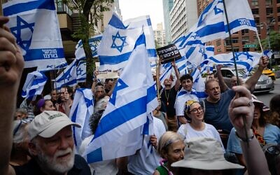 احتجاج ضد الإصلاح القضائي، في مدينة نيويورك، 27 يوليو، 2023. (Luke Tress/Times of Israel)