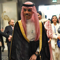 وزير الخارجية السعودي الأمير فيصل بن فرحان يصل إلى المكتب الدولي للمعارض (BIE) لمناقشة عرض الرياض لاستضافة معرض إكسبو 2030 العالمي في إيسي ليه مولينو، في 20 يونيو، 2023. (JULIEN DE ROSA / AFP)