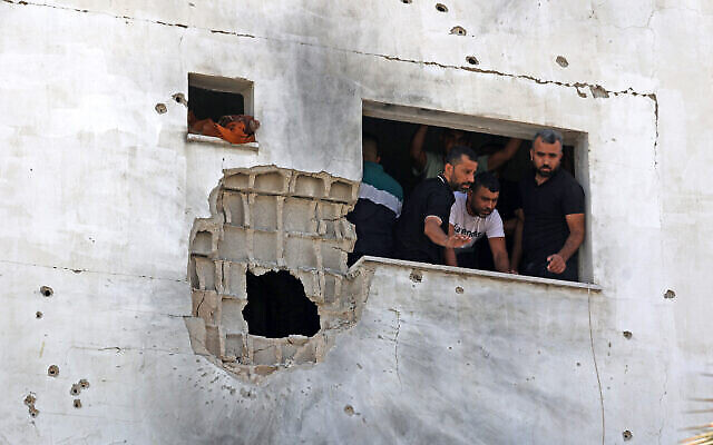 فلسطينيون يتفقدون منزلا متضررا في أعقاب عملية عسكرية إسرائيلية في بلدة العقبة الفلسطينية، بالقرب من طوباس في الضفة الغربية، 1 سبتمبر، 2023. (Jaafar Ashtiyeh / AFP)
