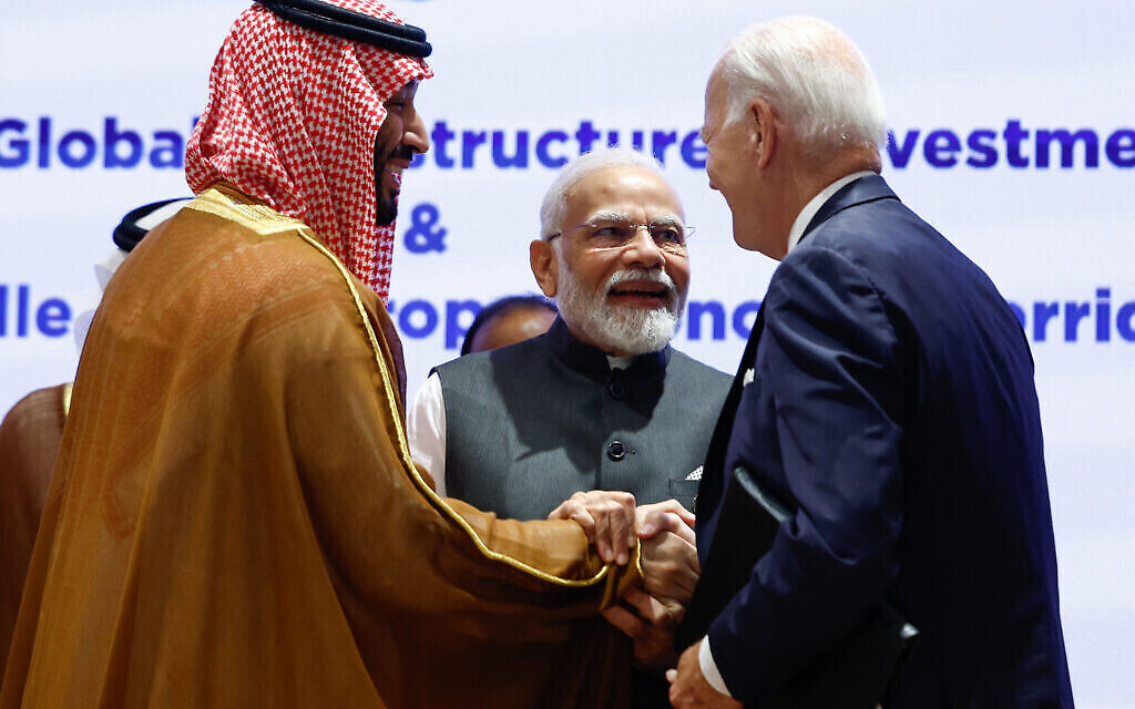 رئيس الوزراء الهندي ناريندرا مودي (في الوسط) والرئيس الأمريكي جو بايدن (على اليمين) وولي العهد السعودي ورئيس الوزراء محمد بن سلمان ي قبل بدء جلسة قمة مجموعة العشرين في نيودلهي في 9 سبتمبر 2023. (EVELYN HOCKSTEIN / POOL / AFP)