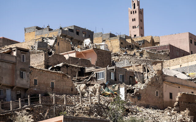 مئذنة مسجد تقف خلف المنازل المتضررة أو المدمرة في أعقاب الزلزال في مولاي إبراهيم، ولاية الحوز، المغرب، 9 سبتمبر 2023. (Fadel Senna/AFP)