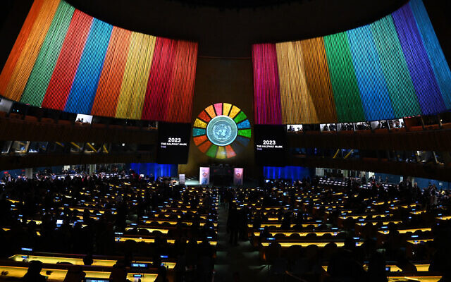 المكبعوثون يشاهدون فيديو خلال الجلسة الافتتاحية لقمة "أهداف التنمية المستدامة" الثانية، في مدينة نيويورك في 18 سبتمبر 2023، قبل انعقاد الدورة الثامنة والسبعين للجمعية العامة للأمم المتحدة. (TIMOTHY A. CLARY / AFP)