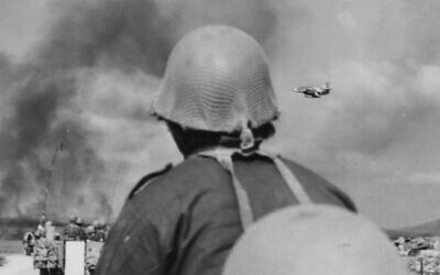 جندي إسرائيلي ينظر إلى طائرة سكاي هوك حربية في مرتفعات الجولان خلال حرب يوم الغفران، أكتوبر 1973. (State Archives)