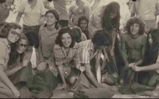 طلاب المدارس الثانوية الإسرائيلية يملأون أكياس الرمل في تل أبيب خلال حرب يوم الغفران، أكتوبر 1973.(State Archives)