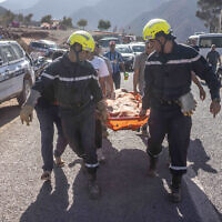 عمال الإنقاذ يحملون جثة أحد ضحايا زلزال في قرية وركان بالقرب من مراكش، المغرب، 9 سبتمبر 2023. (AP Photo/Mosa'ab Elshamy)