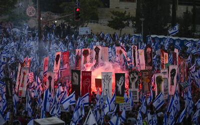 متظاهرون ضد الإصلاح القضائي لحكومة رئيس الوزراء بنيامين نتنياهو ودعمًا للمحكمة العليا في القدس، 11 سبتمبر، 2023. (AP Photo/Ohad Zwigenberg)