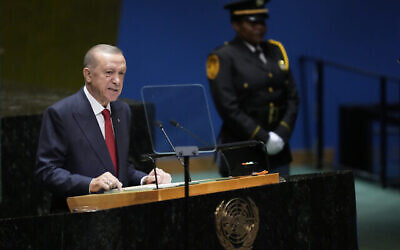 الرئيس التركي رجب طيب أردوغان يلقي كلمة أمام الدورة الـ78 للجمعية العامة للأمم المتحدة، 19 سبتمبر 2023، في مقر الأمم المتحدة.  (AP Photo/Mary Altaffer)