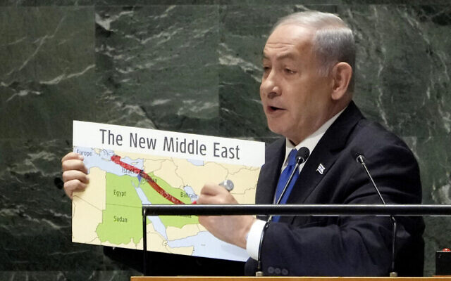 رئيس الوزراء الإسرائيلي بنيامين نتنياهو يستخدم قلا أحمر على خريطة للشرق الأوسط الجديد أثناء خطابه أمام الدورة الثامنة والسبعين للجمعية العامة للأمم المتحدة، الجمعة، 22 سبتمبر، 2023. (AP Photo/Richard Drew)