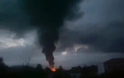 لقطة شاشة من فيديو يظهر الدخان المتصاعد بعد انفجار في مستودع وقود في ناغورني قره باغ، 25 سبتمبر 2023. (Twitter via AP)