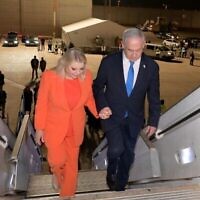 رئيس الوزراء بنيامين نتنياهو وزوجته سارة، يستعدان للصعود على متن طائرة متجهة إلى الولايات المتحدة فجر الاثنين، 18 سبتمبر، 2023. (Avi Ohayon/GPO)