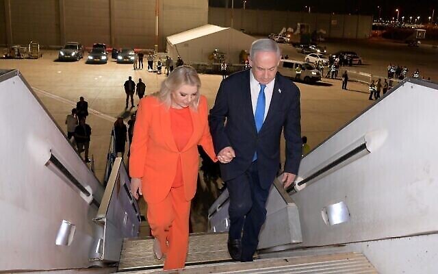 رئيس الوزراء بنيامين نتنياهو وزوجته سارة، يستعدان للصعود على متن طائرة متجهة إلى الولايات المتحدة فجر الاثنين، 18 سبتمبر، 2023. (Avi Ohayon/GPO)