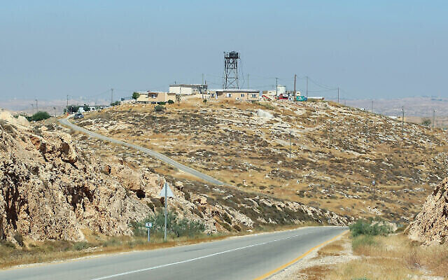 منظر لبؤرة أساهيل الاستيطانية غير القانونية في الضفة الغربية في منطقة جبال جنوب الخليل، 2012. (Moshe Shai/Flash90)