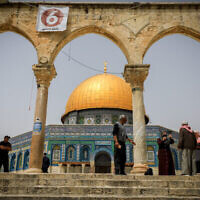 فلسطينيون يزورون المسجد الأقصى في شهر رمضان، 17 أبريل، 2022. (Jamal Awad/Flash90)
