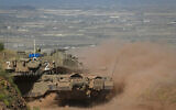 دبابة تابعة للجيش الإسرائيلي في موقع عسكري يطل على سوريا بالقرب من الحدود الإسرائيلية في هضبة الجولان، 23 مايو، 2022. (Michael Giladi/Flash90)