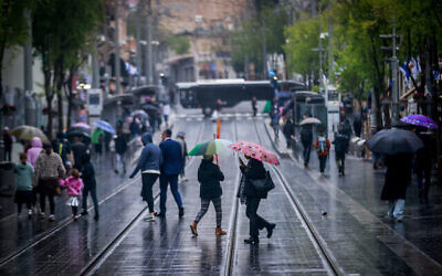 يوم ممطر في شارع يافا بالقدس، 13 أبريل، 2023. (Erik Marmor/Flash90)