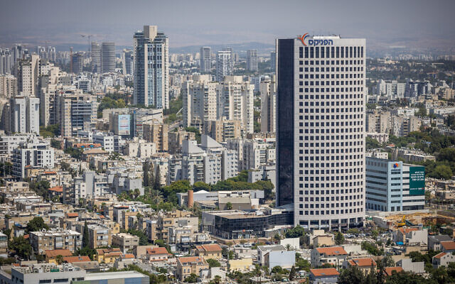 توضيحية: شركة "فينيكس" للاستثمار في تل أبيب، 30 يونيو، 2023. (Yossi Aloni/Flash90)