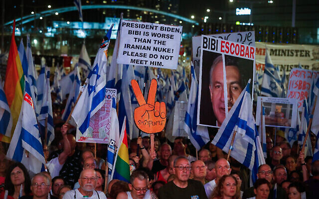 نشطاء يحتجون على التعديلات القضائية التي تدفع بها الحكومة، تل أبيب، 9 سبتمبر، 2023. (Avshalom Sassoni/Flash90)