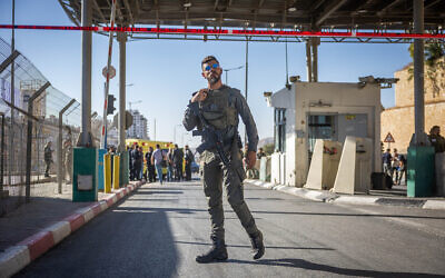عناصر من الشرطة والأمن عند حاجز مزموريا، بالقرب من القدس الشرقية، حيث حاول رجل فلسطيني طعن شرطيين، 18 سبتمبر، 2023. (Yonatan Sindel/Flash90)