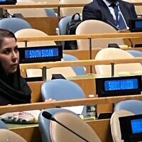 دبلوماسية سعودية تستمع إلى خطاب رئيس الوزراء بنيامين نتنياهو في الجمعية العامة للأمم المتحدة، 23 سبتمبر، 2023. (Prime Minister’s Office)
