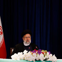 الرئيس الإيراني إبراهيم رئيسي يعقد مؤتمرا صحفيا في نيويورك، 20 سبتمبر، 2023. (AP Photo / Jason DeCrow)