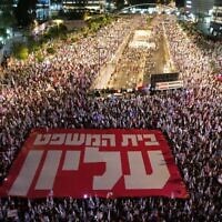 صورة قدمها ناشط مناهض للإصلاح القضائي تظهر آلاف المتظاهرين في تل أبيب مع لافتة كتب عليها "المحكمة العليا"، 9 سبتمبر، 2023. (Gilad Furst)