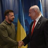 رئيس الوزراء بنيامين نتنياهو (يمين) والرئيس الأوكراني فولوديمير زيلينسكي يلتقيان على هامش الجمعية العامة للأمم المتحدة في 19 سبتمبر، 2023. (Avi Ohayon/GPO)