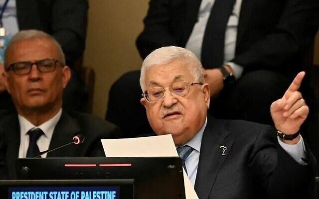 رئيس السلطة الفلسطينية محمود عباس يلقي خطابا بمناسبة إحياء ذكرى "يوم النكبة" في الجمعية العامة للأمم المتحدة في نيويورك، 15 مايو، 2023. (Ed Jones/AFP)