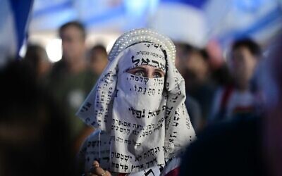 هيلا غليلي تتظاهر في تجمع صلاة ضد الحكومة في 29 سبتمبر 2023 في تل أبيب، إسرائيل. (Tomer Neuberg/Flash90)