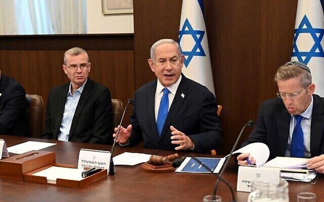 رئيس الوزراء بنيامين نتنياهو (الثاني من اليمين) يترأس اجتماعا وزاريا في القدس في أعقاب أعمال شغب المهاجرين في جنوب تل أبيب، 3 سبتمبر، 2023. (Haim Zach/GPO)