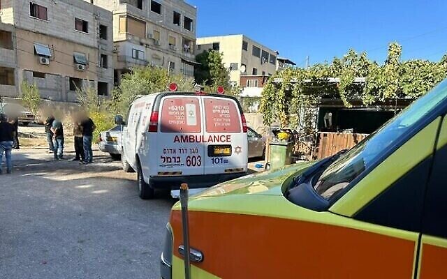 سيارة إسعاف تابعة لنجمة داوود الحمراء في موقع جريمة قتل راح ضحيتها خمسة أشخاص في قرية بسمة طبعون في شمال إسرائيل، 27 سبتمبر، 2023. (Magen David Adom)