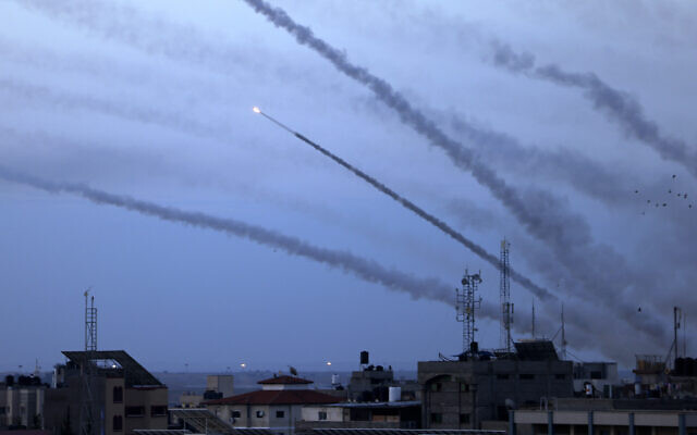 إطلاق صواريخ من مدينة غزة باتجاه إسرائيل، 7 أكتوبر، 2023. (SAID KHATIB / AFP)