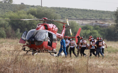 فرق إنقاذ إسرائيلية تخلي جريح بمروحية بالقرب من مدينة سديروت الجنوبية، 7 أكتوبر، 2023. (Menahem KAHANA / AFP)