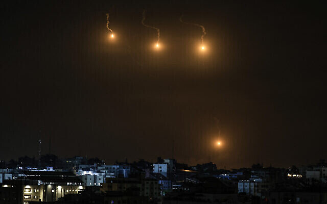 قنابل ضوئية يستخدمها الجيش الإسرائيلي فوق قطاع غزة في 7 أكتوبر، 2023، في أعقاب هجوم شنه مسلحون من حركة حماس داخل إسرائيل. (Mahmud Hams/AFP)