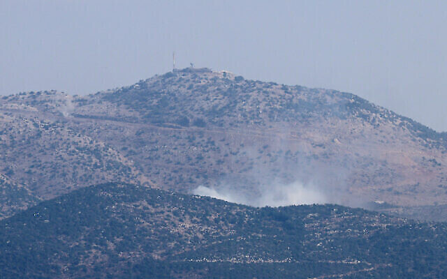 صورة مأخوذة من بلدة مرجعيون اللبنانية تظهر الدخان يتصاعد في منطقة جبل دوف الحدودية المتنازع عليها، 14 أكتوبر، 2023. (Joseph EID / AFP)