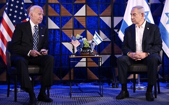 الرئيس الأمريكي جو بايدن (يسار) يلتقي برئيس الوزراء الإسرائيلي بنيامين نتنياهو في تل أبيب، 18 أكتوبر، 2023. (Brendan Smialowski / AFP)