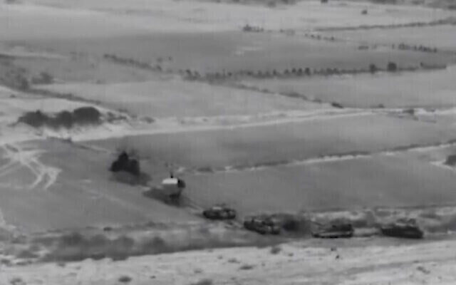 لقطة شاشة مأخوذة من مقطع فيديو نشره الجيش الإسرائيلي في 26 أكتوبر، 2023، يظهر دبابات تدخل شمال غزة. (IDF / AFP)