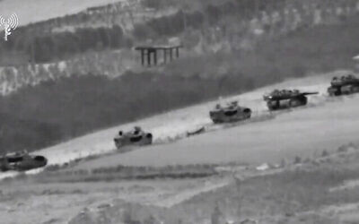 لقطة شاشة من مقطع فيديو نشره الجيش الإسرائيلي تظهر دبابات إسرائيلية تتوغل في غزة، 27 أكتوبر، 2023. (Screen capture: IDF)