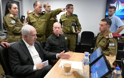 رئيس الوزراء بنيامين نتنياهو (يسار) يلتقي بوزير الدفاع يوآف غالانت (وسط) والقادة العسكريين في مقر الجيش الإسرائيلي في تل أبيب لإجراء تقييم أمني، 8 أكتوبر، 2023. (GPO)