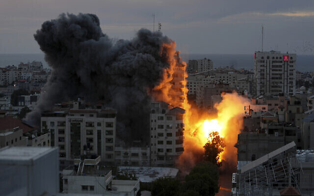 كرة من النار والدخان تتصاعد جراء انفجار في برج سكني فلسطيني في أعقاب غارة جوية إسرائيلية في مدينة غزة، 7 أكتوبر، 2023، في أعقاب هجوم شنه مسلحون من حركة حماس داخل إسرائيل.(AP/Adel Hana)