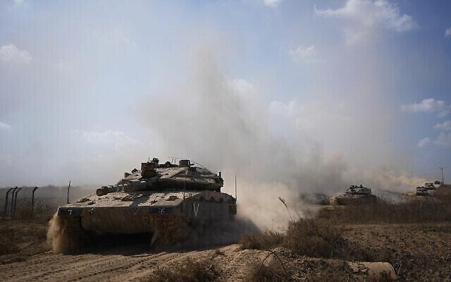 دبابات إسرائيلية تتجه نحو حدود قطاع غزة في جنوب إسرائيل، الجمعة، 13 أكتوبر، 2023. (AP/Ariel Schalit)