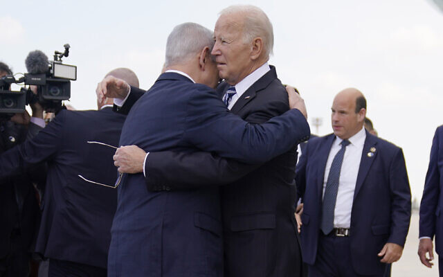 رئيس الوزراء الإسرائيلي بنيامين نتنياهو يستقبل الرئيس الأمريكي جو بايدن بعد وصوله إلى مطار بن غوريون الدولي في تل أبيب، 18 أكتوبر 2023. (AP/Evan Vucci)