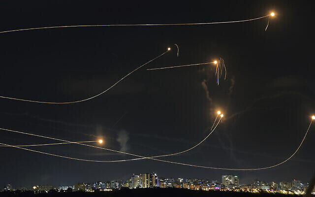 نظام الدفاع الجوي الإسرائيلي “القبة الحديدية” يطلق النار لاعتراض صاروخ تم إطلاقه من قطاع غزة، في أشكلون، 20 أكتوبر، 2023. (AP Photo/Avi Roccah)