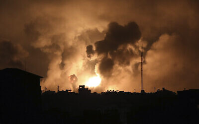 انفجارات ناجمة عن غارات جوية إسرائيلية في شمال قطاع غزة، 27 أكتوبر، 2023. (AP/Abed Khaled)
