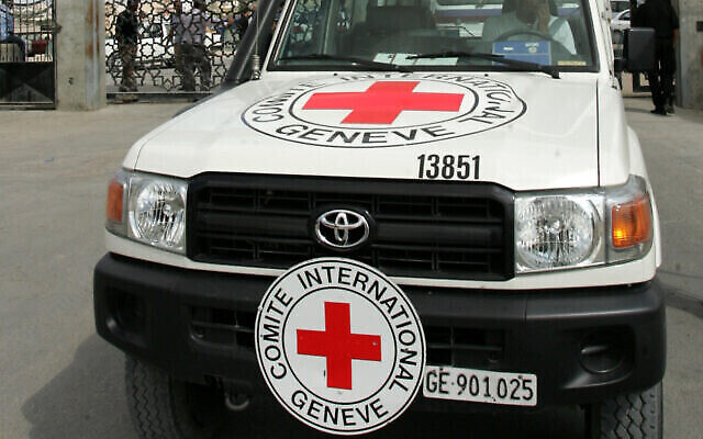 توضيحية: سيارة تابعة للصليب الأحمر في غزة. (Abed Rahim Khatib / Flash90)