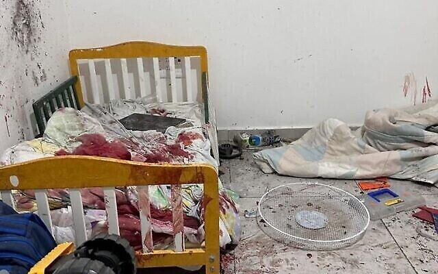 سرير طفل ملطخ بالدماء في كيبوتس كفار عزة يظهر في صورة نشرها رئيس الوزراء بنيامين نتنياهو في 11 أكتوبر، 2023، في أعقاب هجوم حماس على إسرائيل في 7 أكتوبر. (X/Netanyahu)