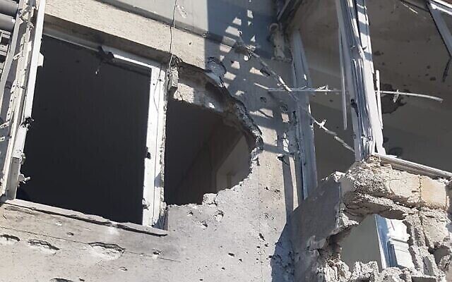بلدية سديروت تبلغ عن إصابة مباشرة لمبنى تعرض لهجوم صاروخي في 13 أكتوبر، 2023. (Sderot Municipality)
