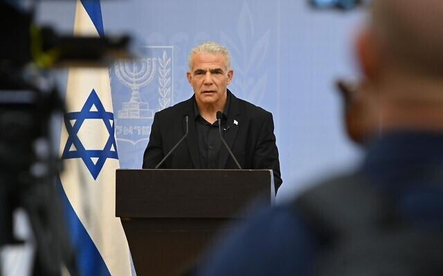 زعيم المعارضة يائير لبيد يتحدث لوسائل الإعلام في تل أبيب، 19 أكتوبر، 2023. (Elad Gutman/Office of Yair Lapid)