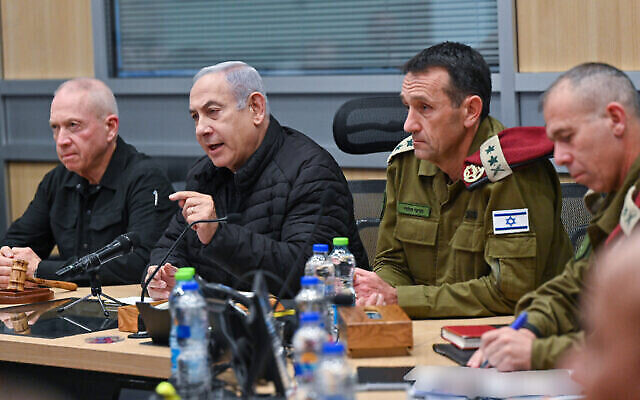 وزير الدفاع يوآف غالانت ورئيس الوزراء بنيامين نتنياهو ورئيس هيئة الأركان الإسرائيلي هرتسي هاليفي، 23 أكتوبر، 2023. (Kobi Gideon / GPO)